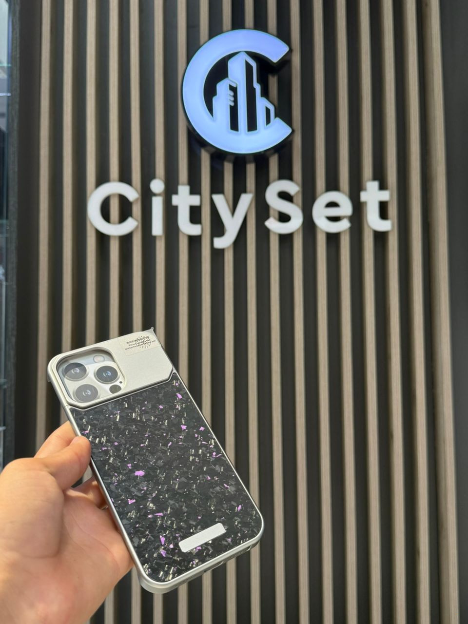 Чехол Iphone 16pro max KARBON