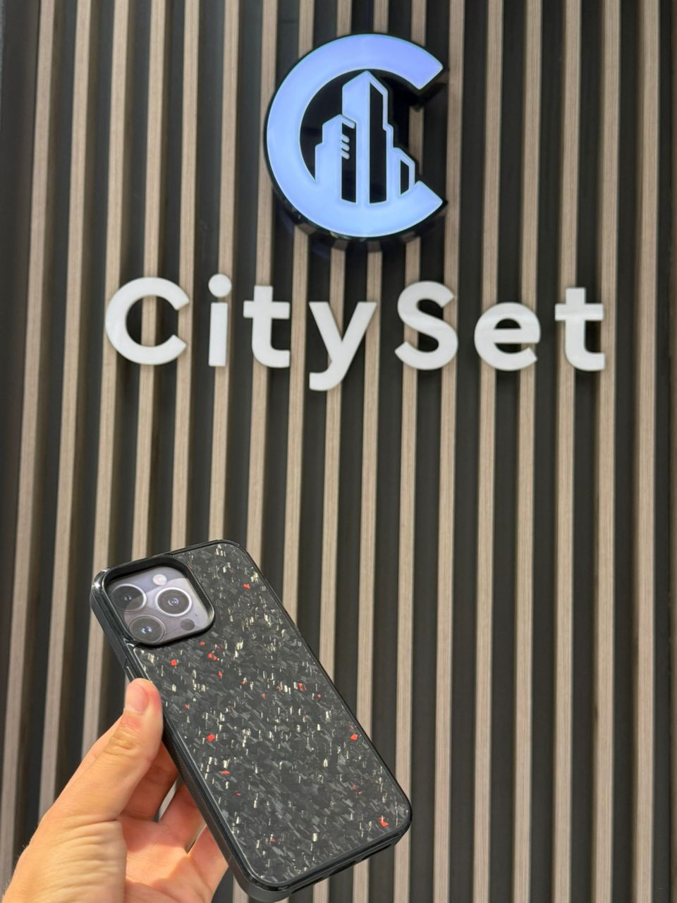 Чехол Iphone 16pro max KARBON